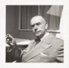 Thomas Mann, Brustbild, Halbprofil nach links, Blick nach vorne, Zigarre in der rechten Hand, im Garten sitzend.
