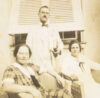 Ida Herz [?] und Katia Mann, in Korbstühlen sitzend, hinter ihnen stehend Thomas Mann. Aus einem Familienalbum.