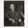 Thomas Mann, Brustbild, Halbprofil nach rechts, in einem Fauteuil sitzend, lachend, Brille in der rechten Hand