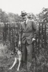 Thomas Mann mit Schäferhund

Beschreibung:
Ganzkörperbild, an einem Zaun stehend mit Hut und Stock, Hund Lux an der Leine haltend.
